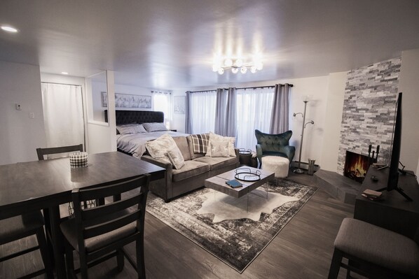 Smart TV, fireplace, books, stereo