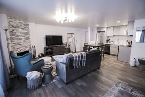 Smart TV, chimenea, libros, estéreo