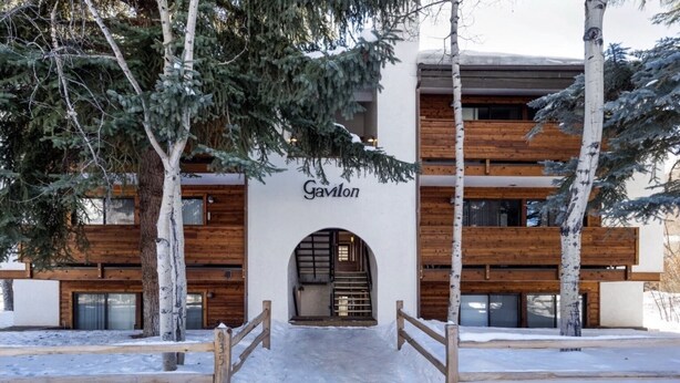 Un bâtiment moderne avec une façade en bois et une enseigne sur laquelle on peut lire « Gavilon ».