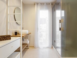 Shower, hair dryer, towels