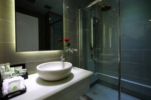 Quarto casal executivo | Banheiro | Chuveiro, chuveiro com efeito de chuva, produtos de toalete grátis 