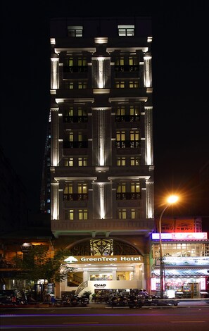 Vista frontal de la propiedad por la tarde o noche