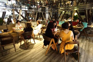 Petit déjeuner, déjeuner et dîner servis sur place