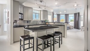 Interior - Downtown Kelowna Luxury Waterfront townhouse pool / hot tub (Kelowna)