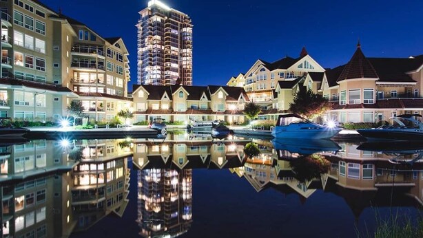 Exterior - Downtown Kelowna Luxury Waterfront townhouse pool / hot tub (Kelowna)
