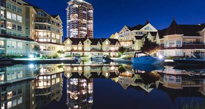 Downtown Kelowna Luxury Waterfront townhouse pool / hot tub