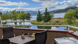 Outdoor dining - Downtown Kelowna Luxury Waterfront townhouse pool / hot tub (Kelowna)