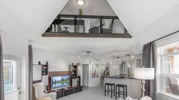 Fernseher, Tischfußball, Tischtennisplatte, Stereoanlage