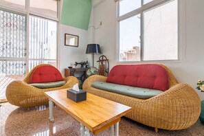 高级四人房, 阳台 | 办公桌、遮光窗帘、隔音、免费 WiFi