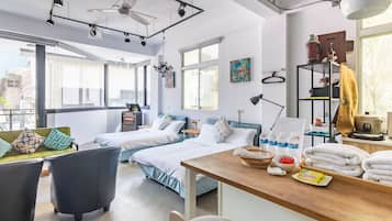 Escritorio, cortinas blackout, sistema de insonorización y wifi gratis