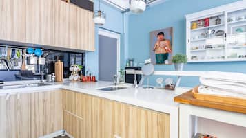 Escritorio, cortinas blackout, sistema de insonorización y wifi gratis