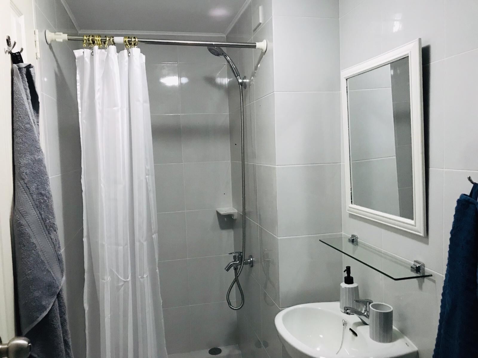 Lejlighed | Badeværelse | Bruser, håndklæder