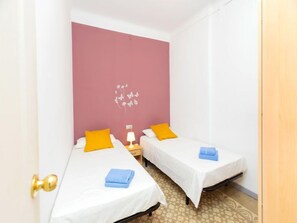 3 chambres, fer et planche à repasser, accès à Internet