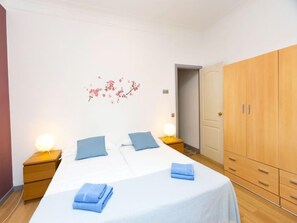 3 bedrooms, iron/ironing board, internet