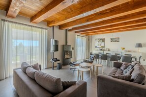 TV, fireplace - Modern villa with heated pool and Jacuzzi, near Ripe, just 20 minutes from the beach of Senigallia (Trecastelli)