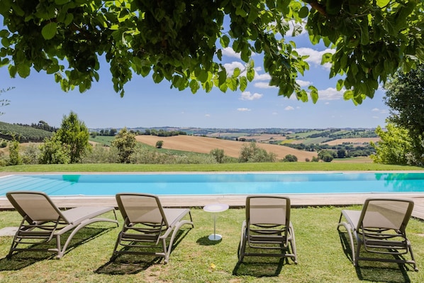 Pool - Modern villa with heated pool and Jacuzzi, near Ripe, just 20 minutes from the beach of Senigallia (Trecastelli)
