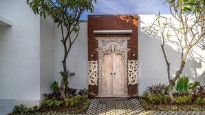 Pintu masuk properti