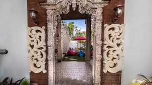 Pintu masuk properti