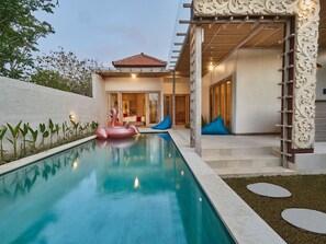 Vila, 2 kamar tidur, kolam renang pribadi | Kolam renang | Kolam renang outdoor, dengan payung kolam renang dan kursi berjemur