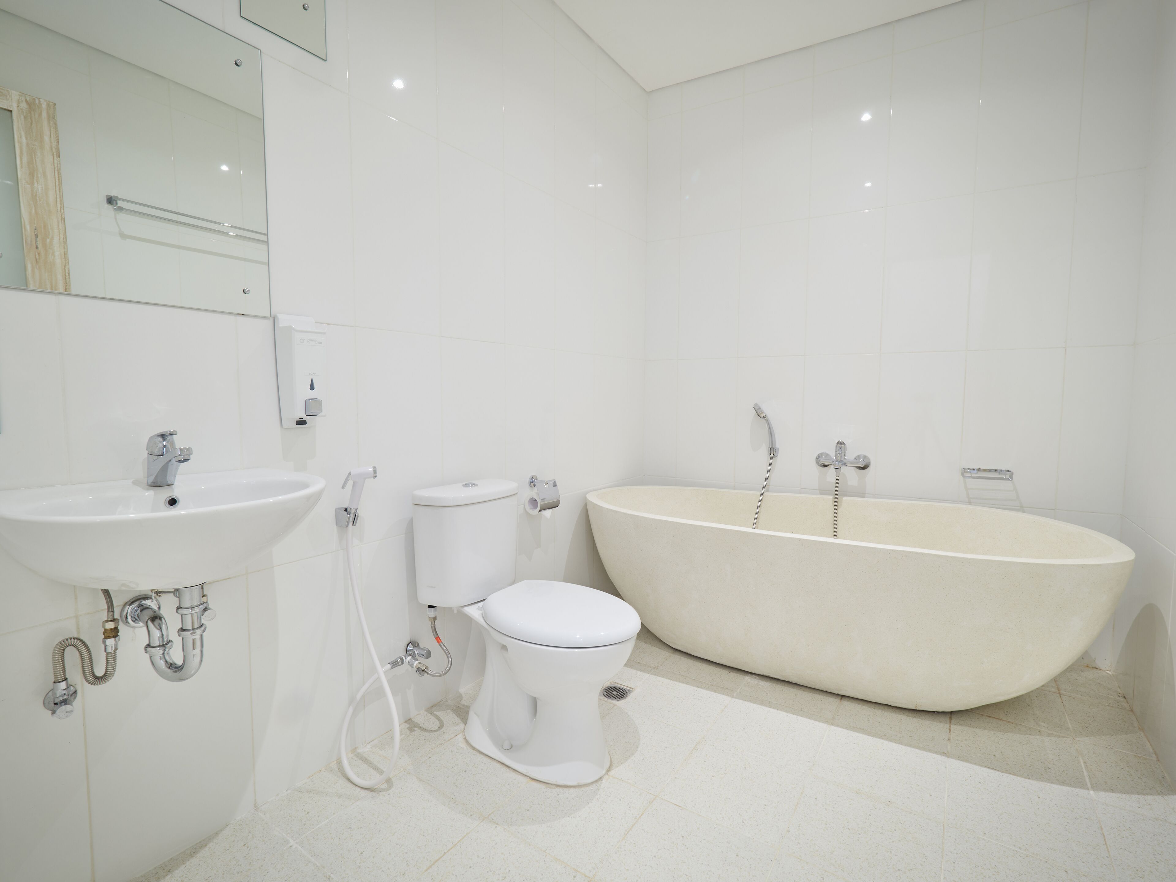 Une salle de bain moderne avec une baignoire sur pieds, un lavabo et des toilettes.