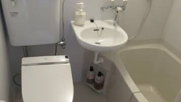 Standard Single Room | Bathroom | Combined shower/tub, hair dryer, slippers, electronic bidet