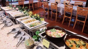 Se ofrece un desayuno bufé (1100 JPY por persona)