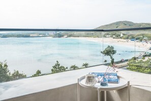 Dobbeltrom – grand, 1 queensize-seng, terrasse, havutsikt | Terrasse/patio