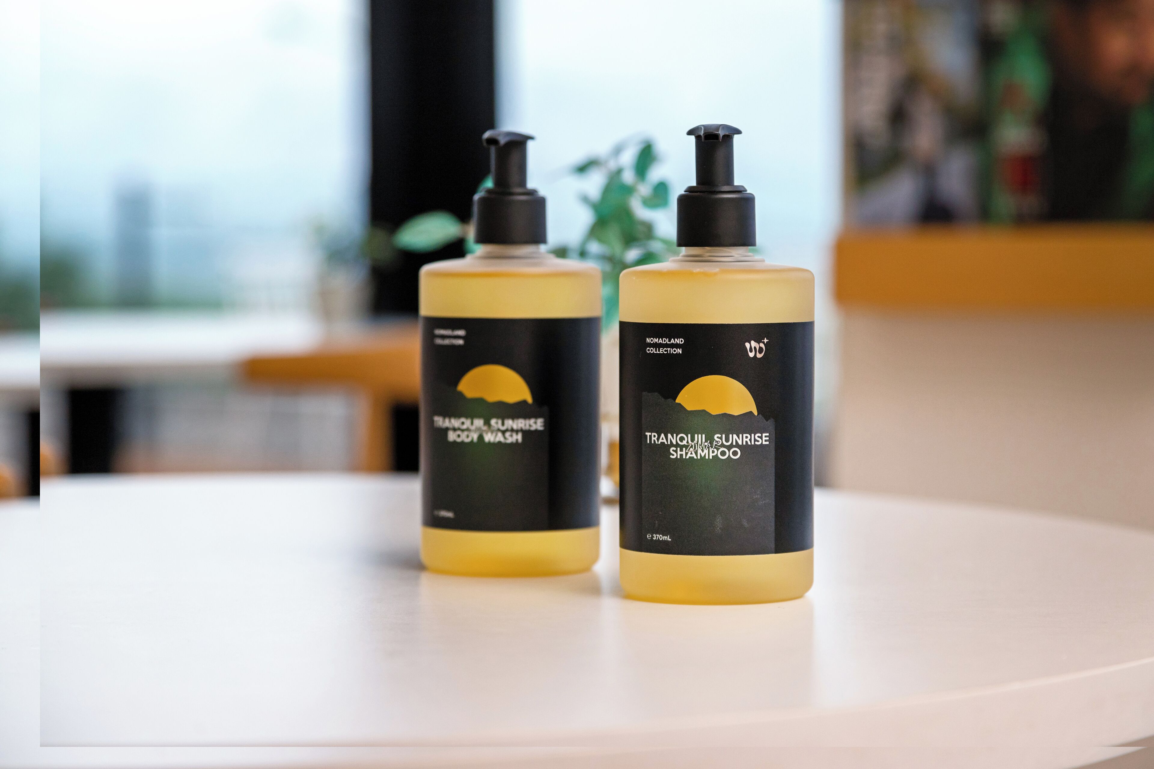 Deux bouteilles de gel douche de la collection Nomadland sont posées sur une table.