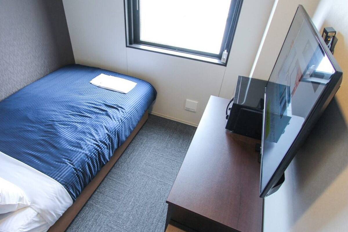 Escritorio, wifi gratis y ropa de cama 