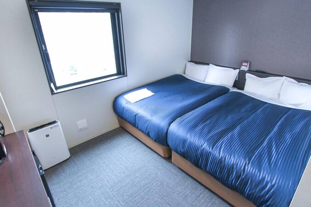 Escritorio, wifi gratis y ropa de cama 
