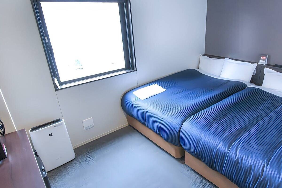 Escritorio, wifi gratis y ropa de cama 