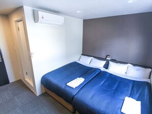 Desk, free WiFi, bed sheets - Hotel Livemax Okayama West (Okayama)