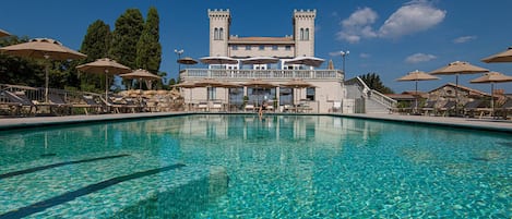 Piscina stagionale all'aperto, ombrelloni da piscina, lettini