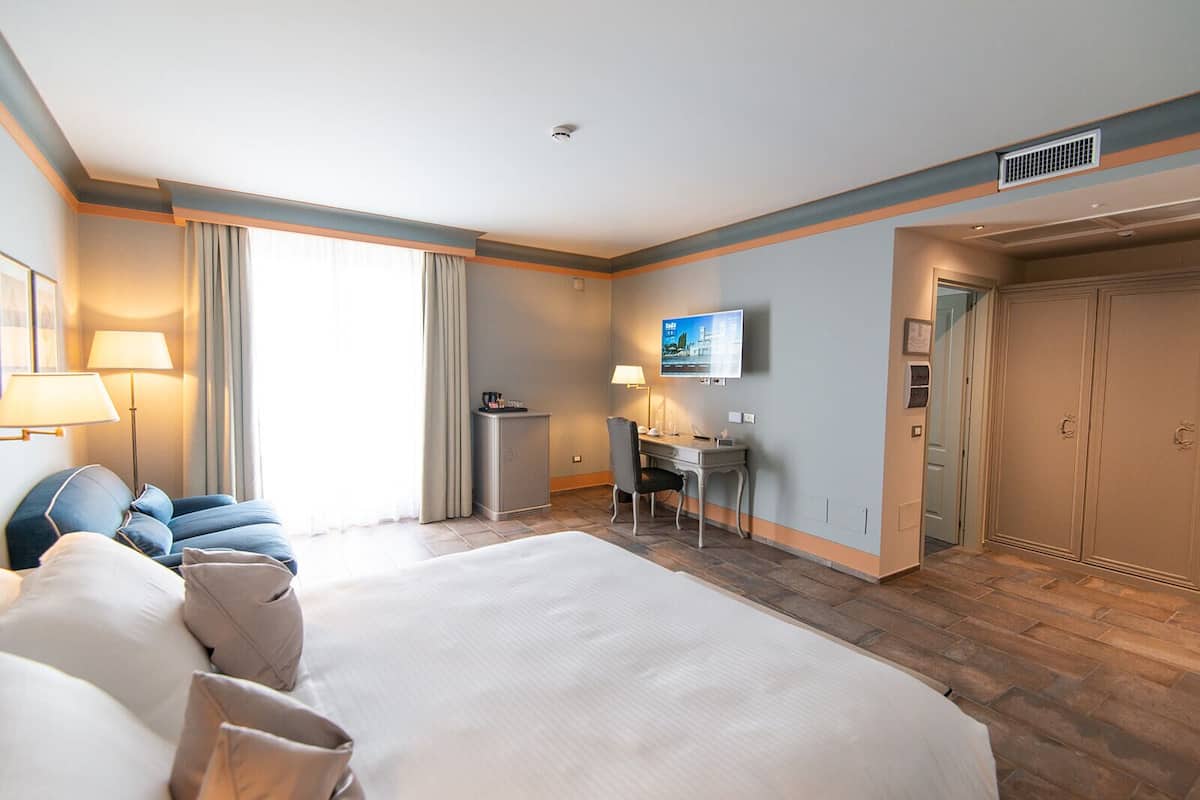 Comfort-værelse | 1 soveværelse, minibar, pengeskab på værelset, skrivebord