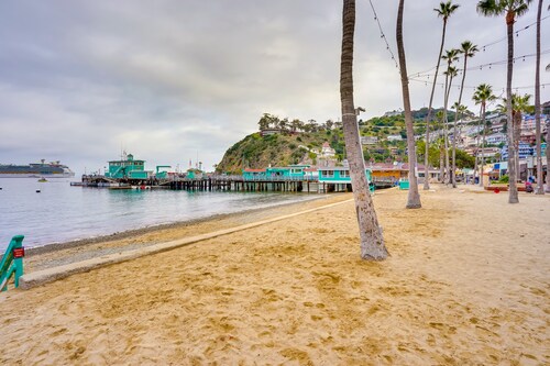Tropical Island Escape w/ Deck, Walk to Avalon Bay