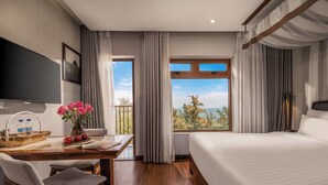 Superior King Room with Ocean View and Balcony | Minibar, bàn, màn/rèm cản sáng, phòng cách âm 
