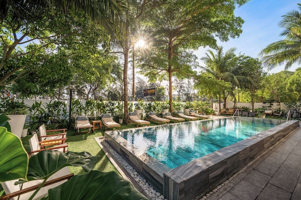 Hồ bơi ngoài trời