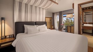 Deluxe King with Ocean View and Balcony | Minibar, bàn, màn/rèm cản sáng, phòng cách âm 
