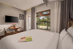 Superior kamer, 1 kingsize bed, balkon, uitzicht op zee | Een minibar, een bureau, verduisterende gordijnen, geluiddichte muren