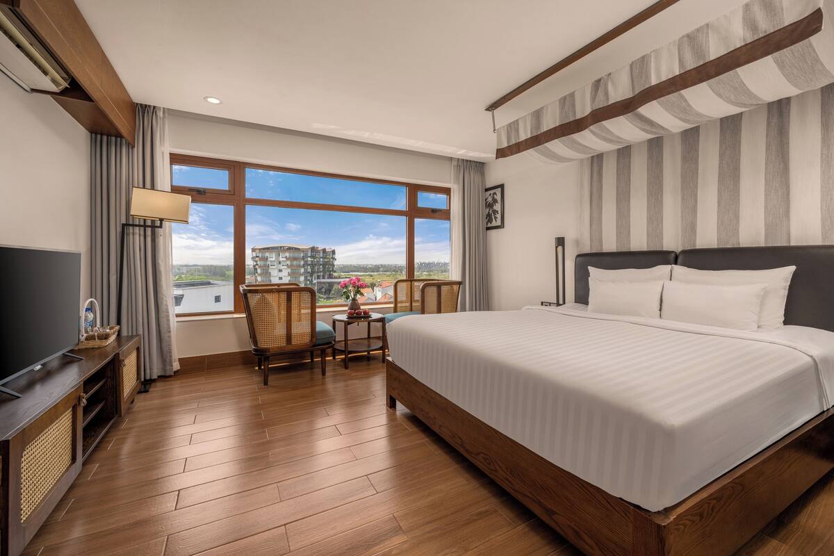 Suite, 2 soverom, kjøkken, elveutsikt | Minibar, skrivebord, blendingsgardiner og lydisolert