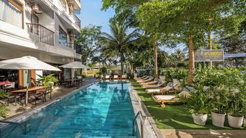 Una piscina al aire libre