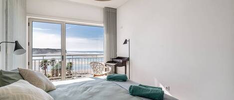 3 habitaciones, tabla de planchar con plancha, internet y ropa de cama