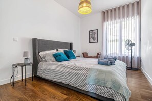 3 bedrooms, iron/ironing board, internet, bed sheets