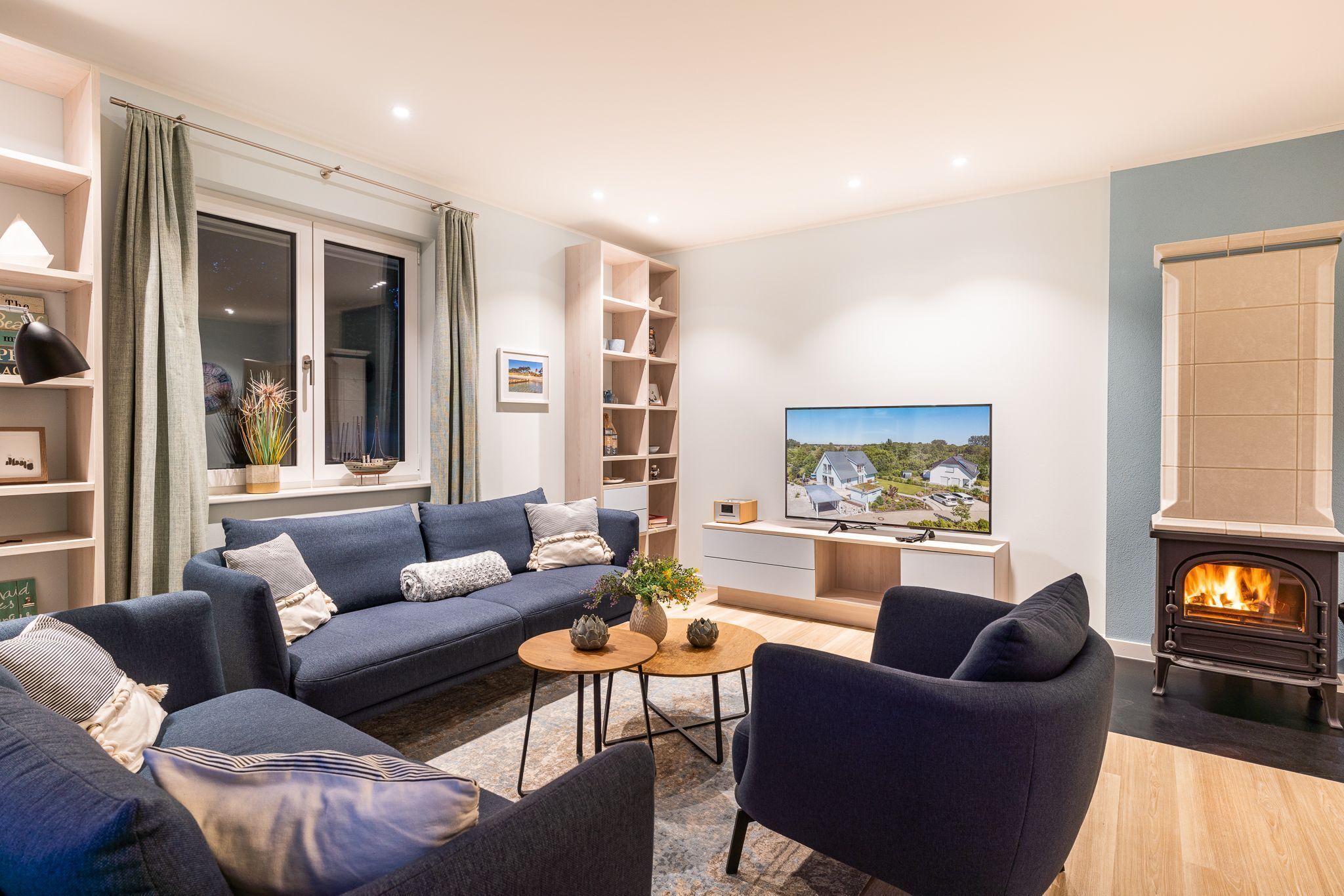 Una televisión, una chimenea