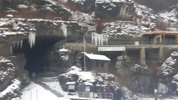 Un tunnel de montagne enneigé, avec un panneau indiquant une gare.