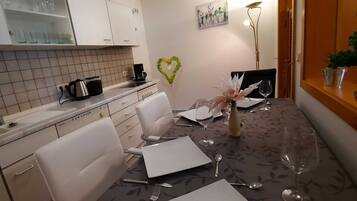 Kühlschrank, Ofen, Geschirrspüler, Wasserkocher