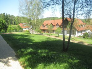 Eine Wohngegend mit mehreren Häusern, einem gepflasterten Weg und einer Rasenfläche.