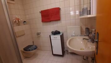 Een douche, een haardroger, handdoeken