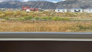Vista de un pueblo con edificios y montañas al fondo.