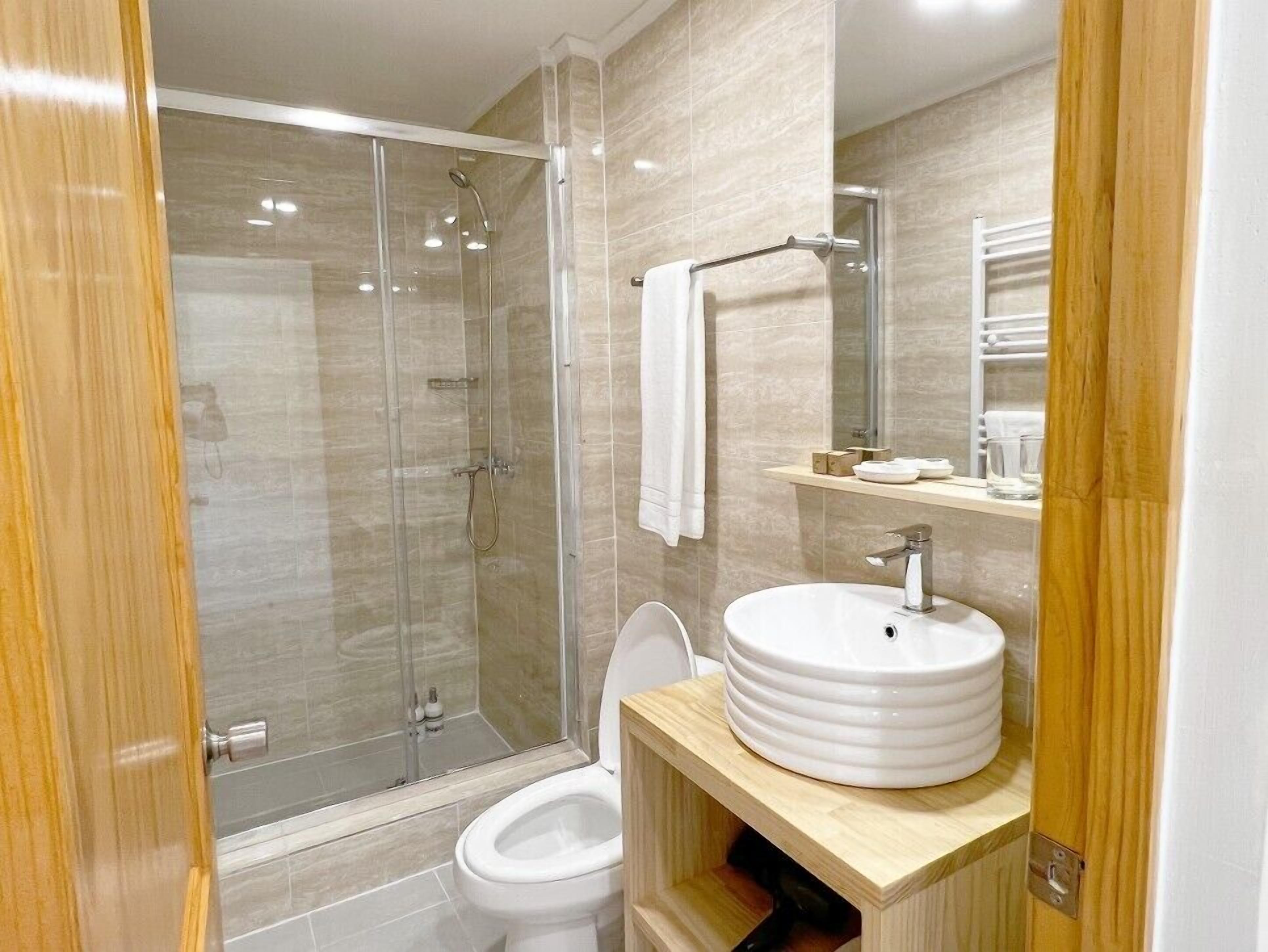 Een douche, gratis toiletartikelen, een haardroger, handdoeken